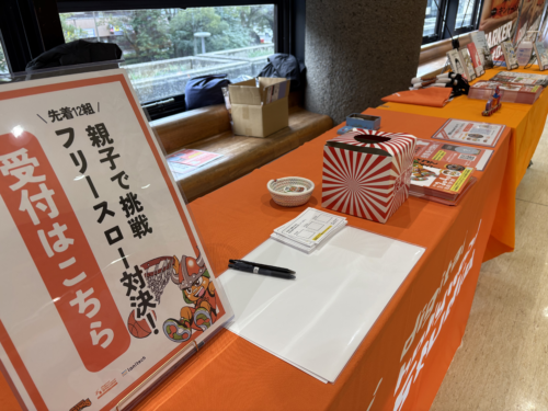 IMG_1378 - lanitech合同会社 - 【開催レポート】愛媛オレンジバイキングス「lanitech・マッチデー」大盛況!クリエイティブの力で劇的勝利を後押し / 2026年1月3日(土)・4日(日)の2日間、松山市総合コミュニティセンターにて、弊社lanitechがゲームパートナーを務めるプロバスケットボールB.LEAGUE「愛媛オレンジバイキングス vs 神戸ストークス」のホームゲームが開催されました。 新年最初のホーム戦となったこの2日間は、まさに「情熱と創造性」が交差する特別な時間となりました。 - 【開催レポート】愛媛オレンジバイキングス「lanitech・マッチデー」大盛況!クリエイティブの力で劇的勝利を後押し - lanitech合同会社 - 【開催レポート】愛媛オレンジバイキングス「lanitech・マッチデー」大盛況!クリエイティブの力で劇的勝利を後押し / 2026年1月3日(土)・4日(日)の2日間、松山市総合コミュニティセンターにて、弊社lanitechがゲームパートナーを務めるプロバスケットボールB.LEAGUE「愛媛オレンジバイキングス vs 神戸ストークス」のホームゲームが開催されました。 新年最初のホーム戦となったこの2日間は、まさに「情熱と創造性」が交差する特別な時間となりました。